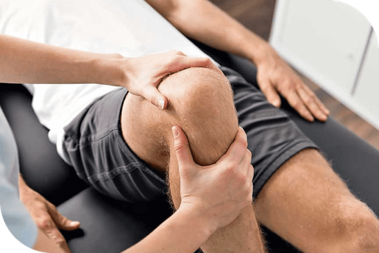 Abordamos lesiones comunes como esguinces, tendinitis, desgarros musculares, y más, utilizando técnicas específicas para una recuperación rápida.